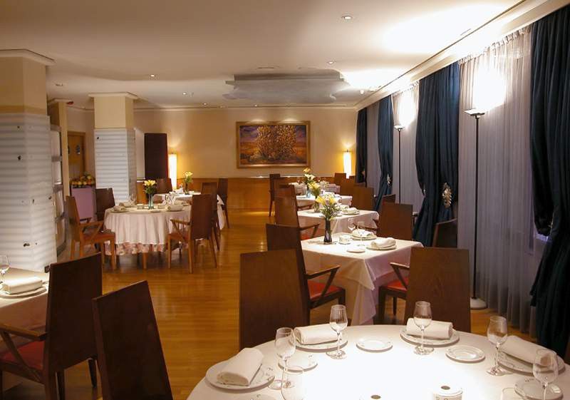 Occidental Leon Alfonso V Hotel Restaurant photo